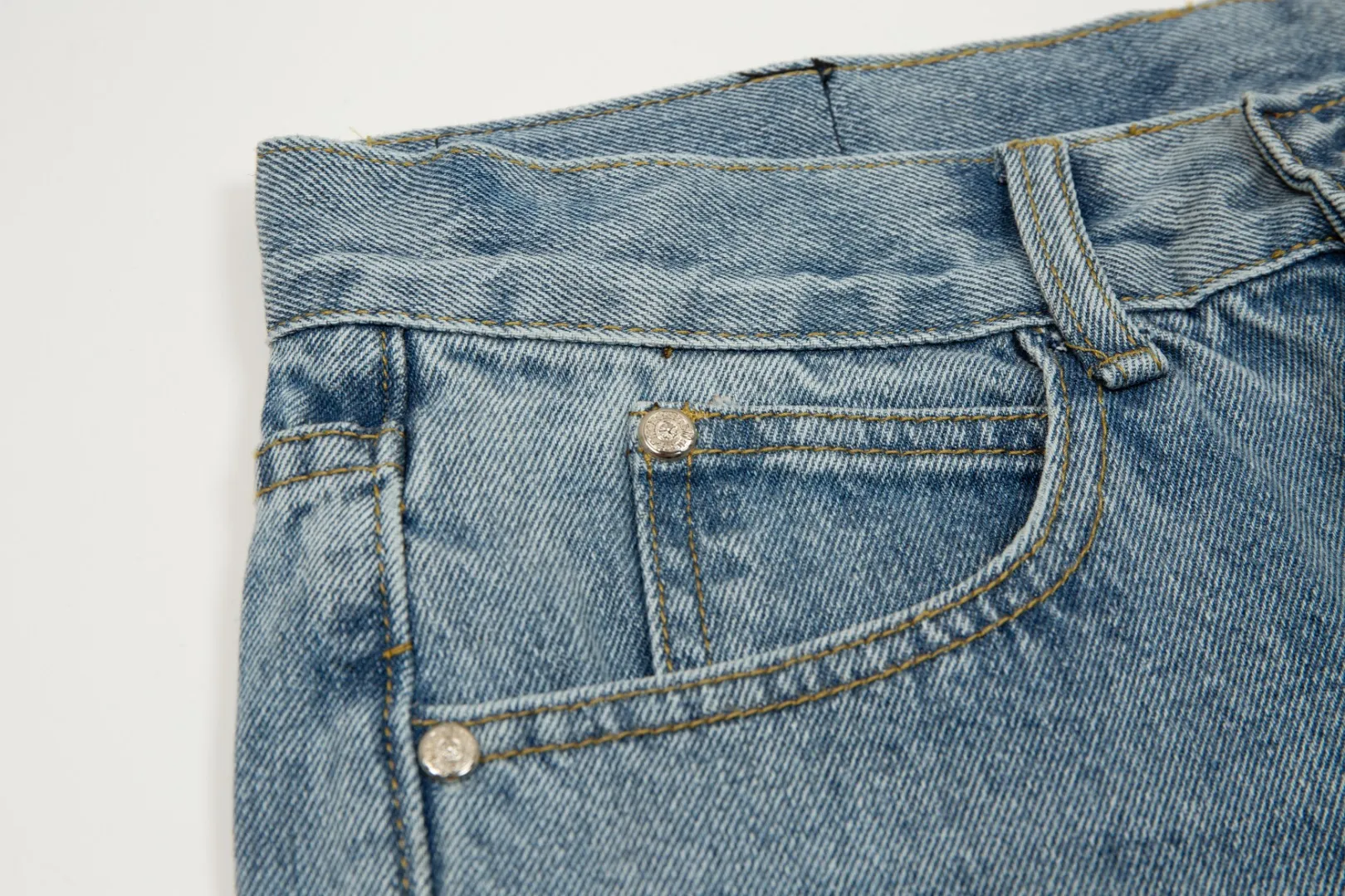 KE905#P230 The only correct leather label version on the market Chrome Hearts CH Cross embroidery distressed jeans Top ceiling quality 100% correct version The correct version is here!  Believe me this must be the best quality you will ever come across! ! Excellent value for money! !  Styles with different washes and textures are very friendly to people with thin legs and thick legs. The straight version is very flattering to the shape of the legs. The moderate length is timeless and easy to match. It is the basis of various styles and a must-have in the wardrobe! ! Add a little stacking to easily control the clean fit trend that has exploded this year. The fabric is stiff but also makes the upper body soft without losing texture. The sides and cuffs of some styles have a bone-wash effect. The vintage flavor pops up all at once. It’s really hard not to love it! ✅Correctly customize the Croxin metal leather label on the back panel. It is not sold directly with the cross on the finished jeans. 1:1 copying strives for excellence and the details are perfectly grasped. ✅The cross leather label is clear and smooth. Exquisite turning top craftsmanship. ✅Buttons, zippers and hardware are all customized versions of the Croxin LOGO. ✅High-cost washing process. Size: 28 30 32 34 36 (5 sizes)